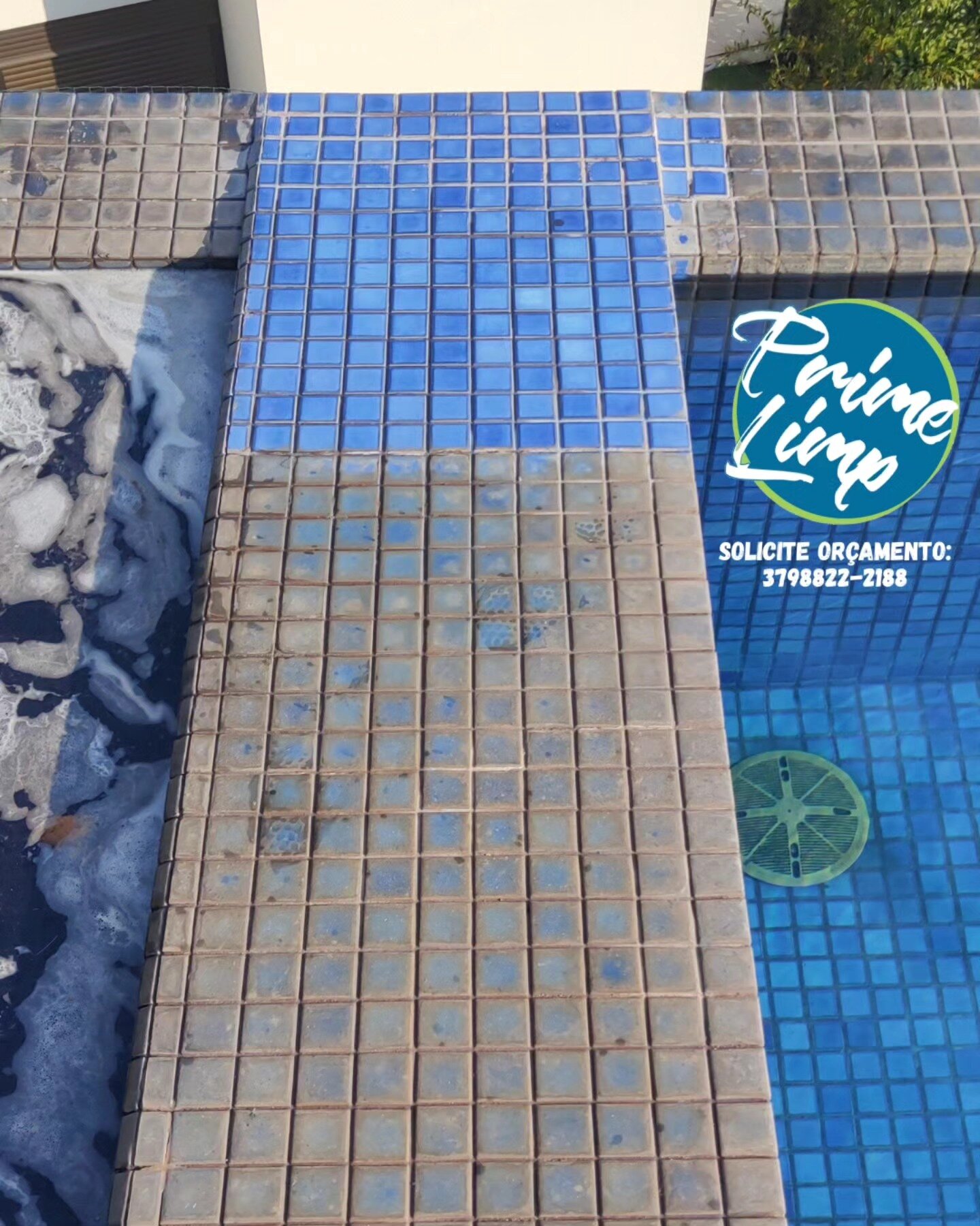 Borda de piscina com metade limpa pela PrimeLimp